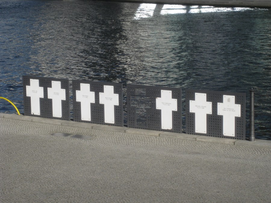 Weisse Kreuze memorial